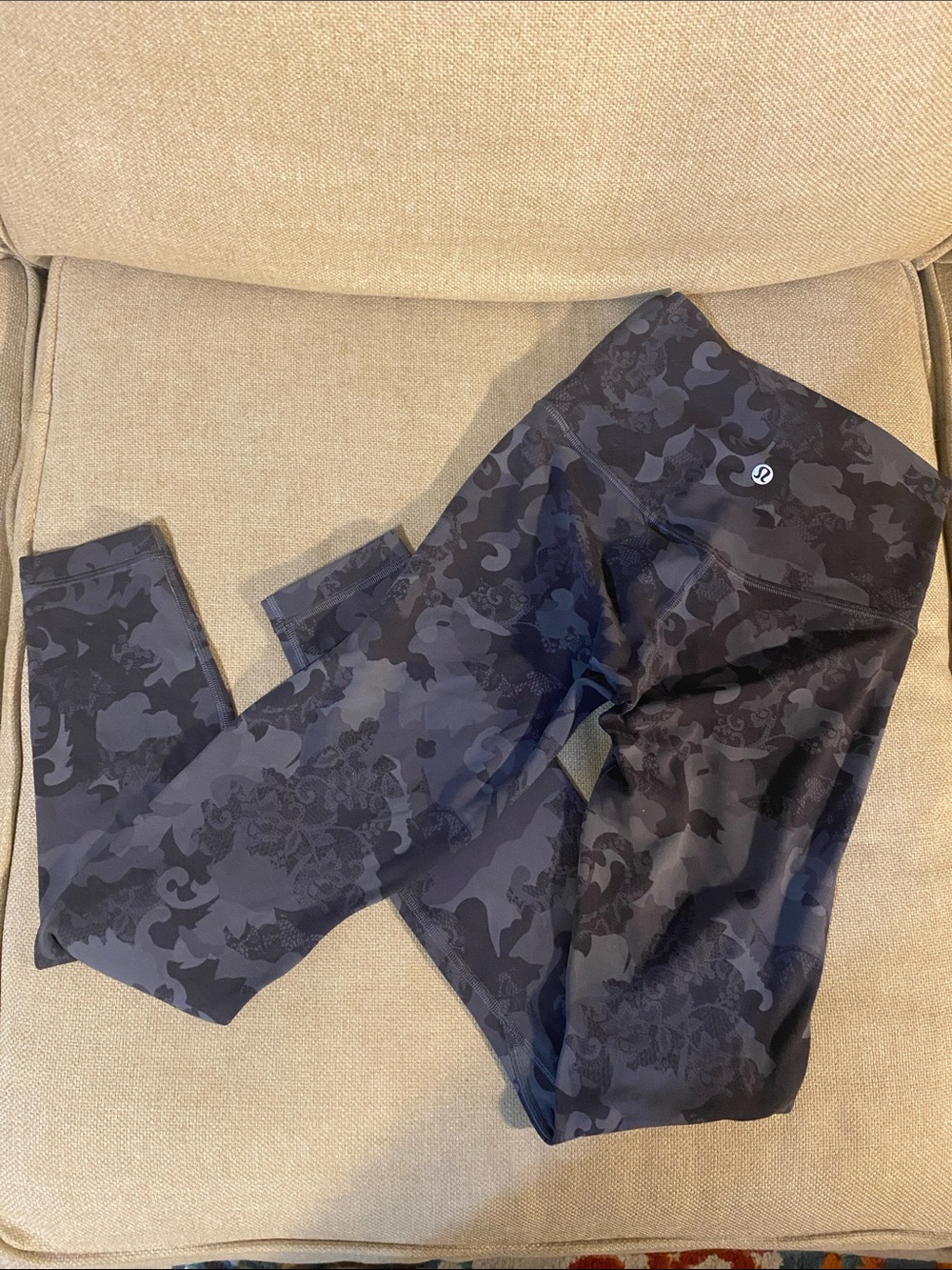 Never worn lululemon athletica womens Black Camouflage Floral Leggings size 2